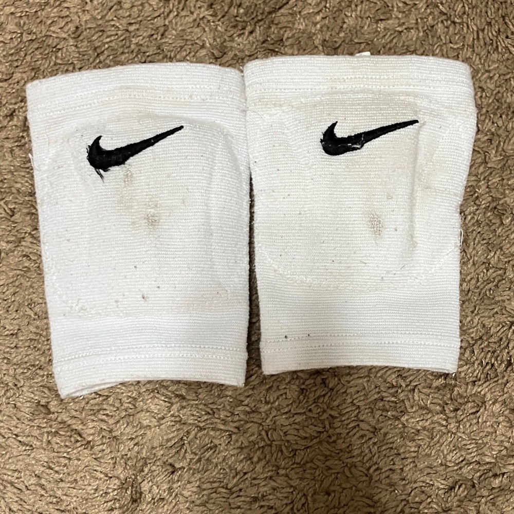 Nike White Sports Knee Pads